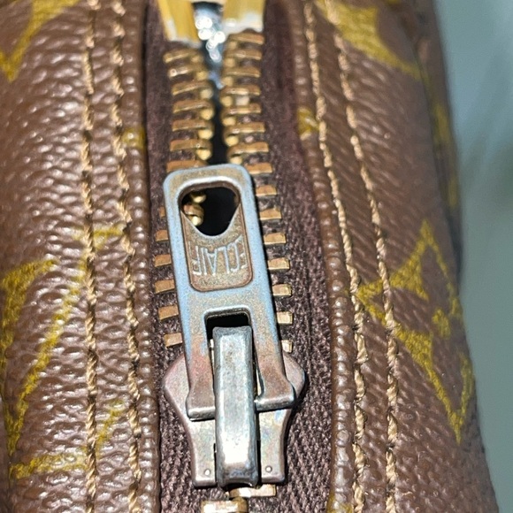 LOUIS VUITTON 
Monogram Trousse Toilette 23 - Picture 5 of 5